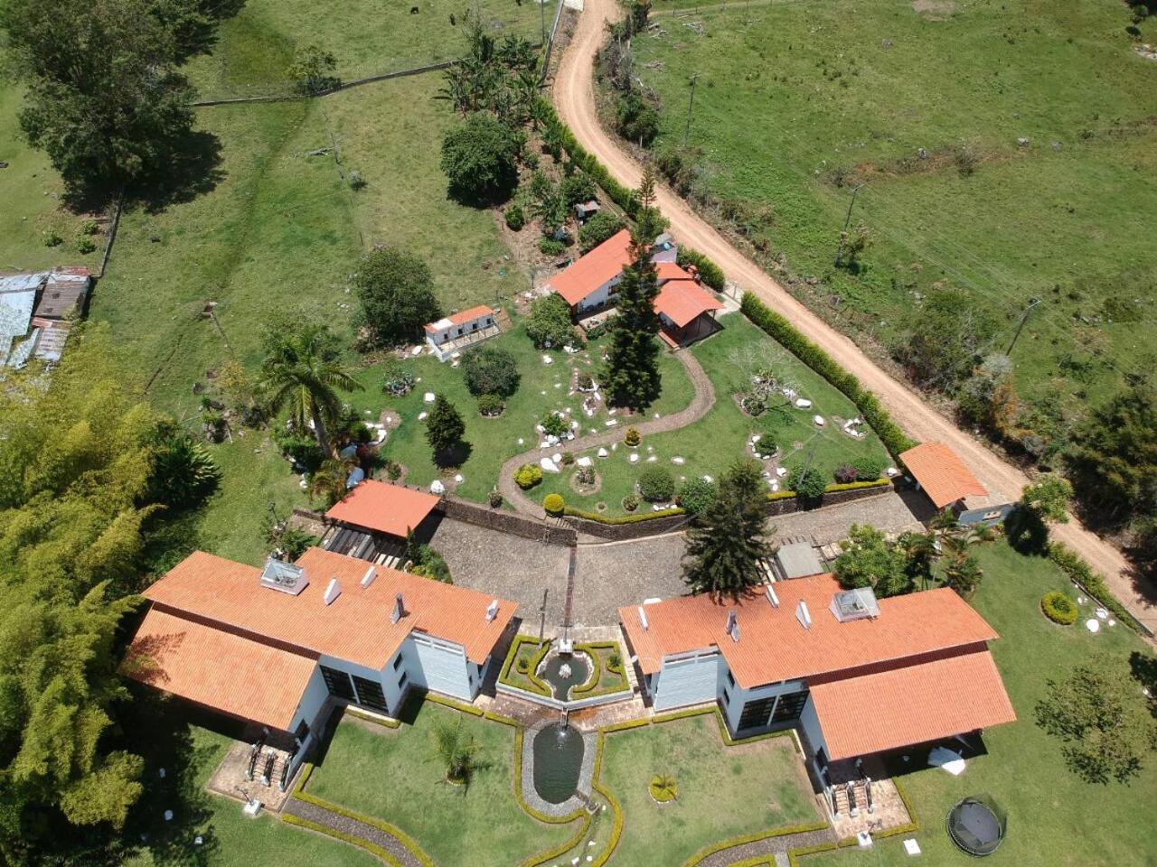 Hotel Maca Lago Calima Esterno foto