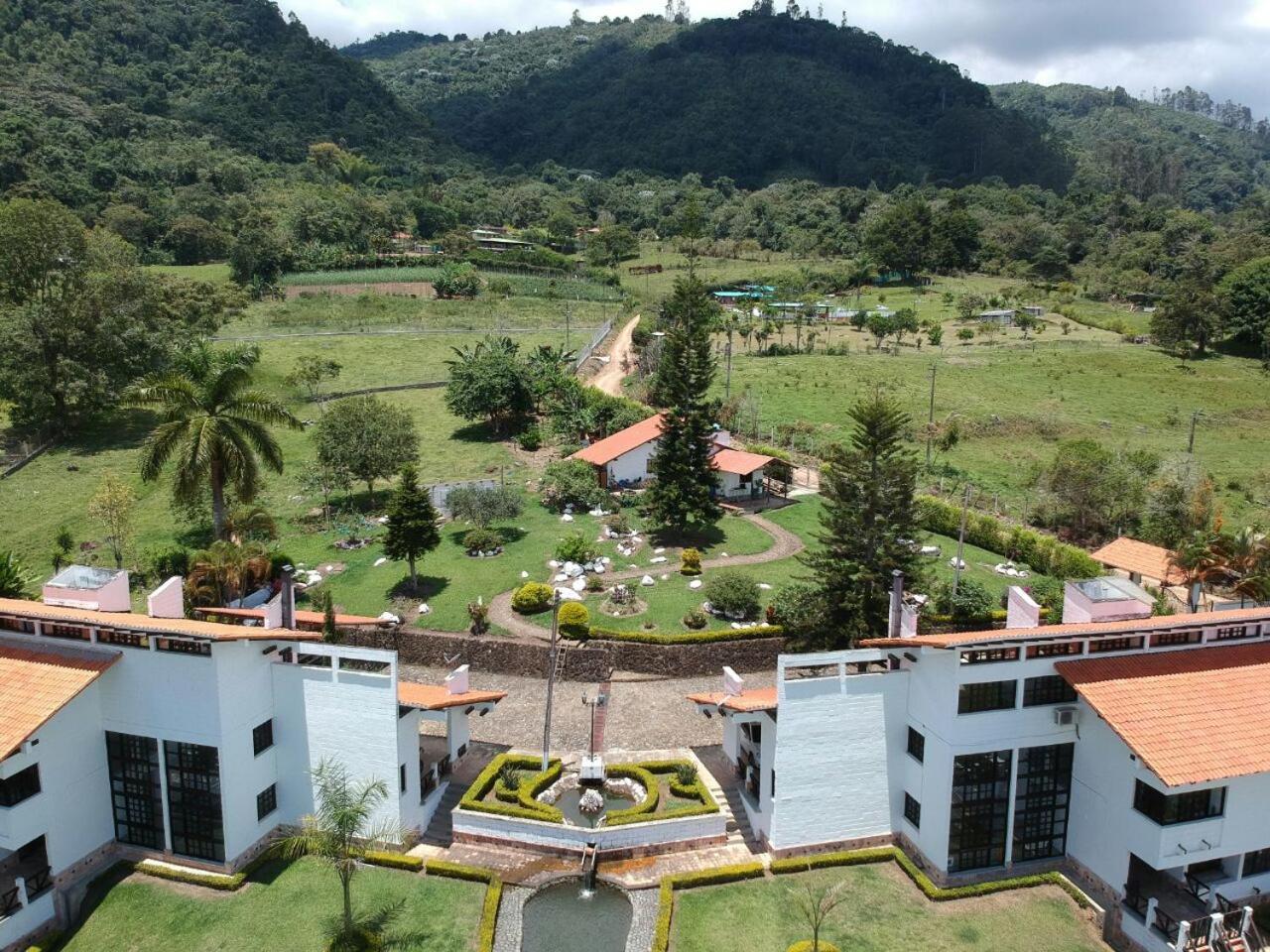 Hotel Maca Lago Calima Esterno foto